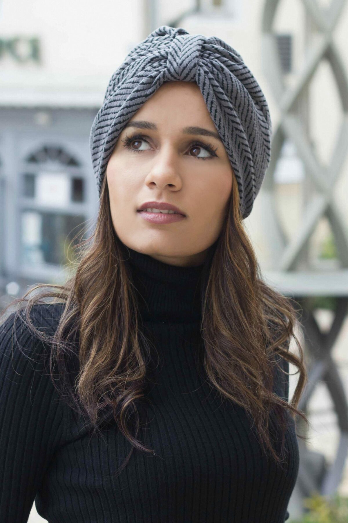Turban pour femme, modèle Blandine de couleurs gris et noir imprimé