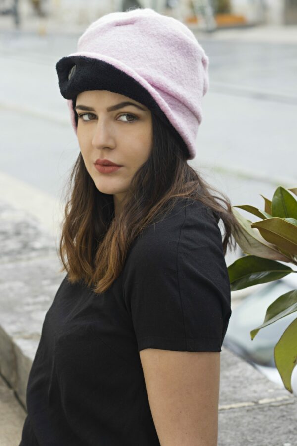 Bonnet pour femme en laine de couleurs rose et noir