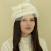 Chapeau de mariage Claudia en sisal ivoire, léger et raffiné, avec fixation peigne et élastique. Idéal pour une tenue élégante et discrète.