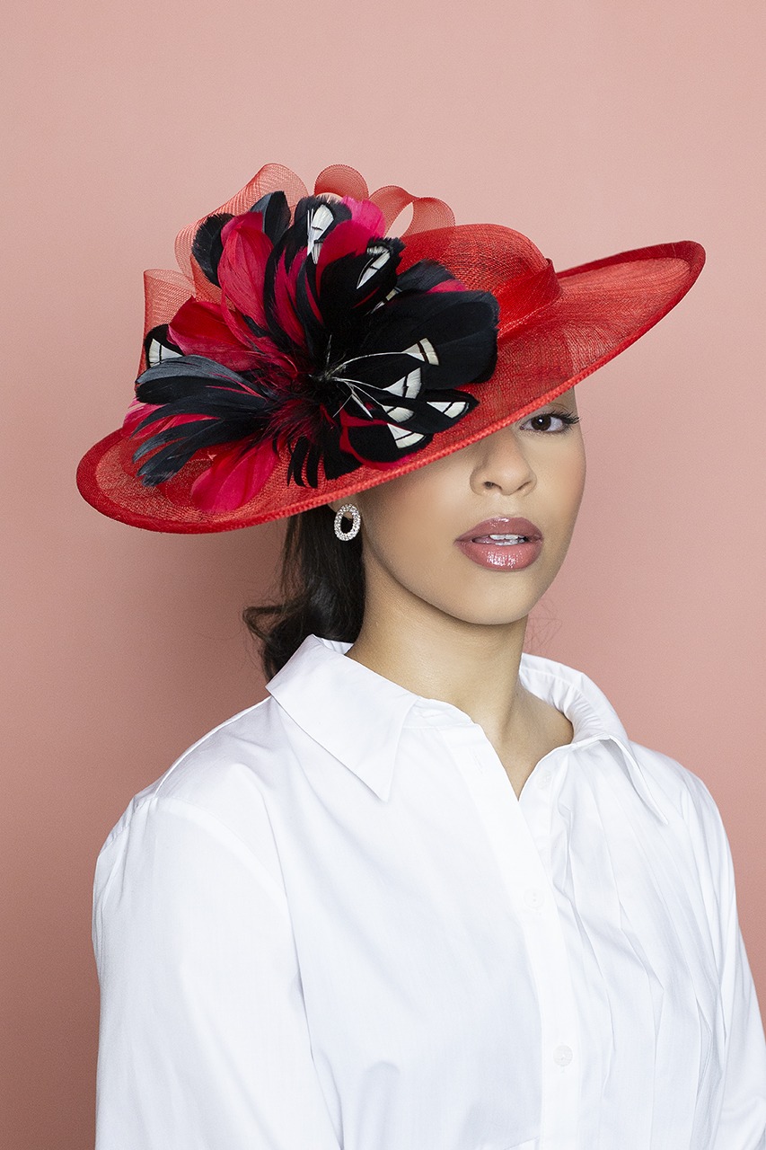 Grand chapeau de mariage de couleurs rouge et noir, création Clara
