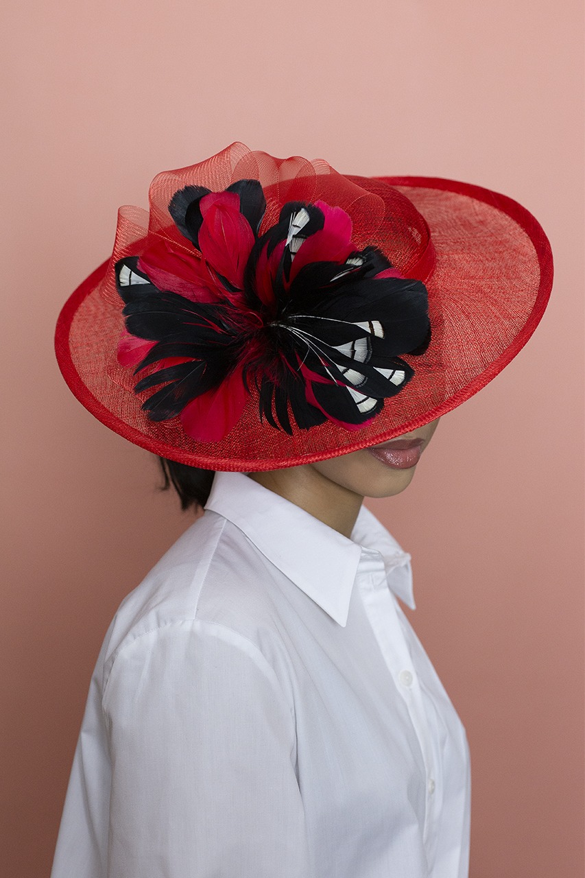 Chapeau de mariage pour femme de couleurs rouge et noir, création Clara