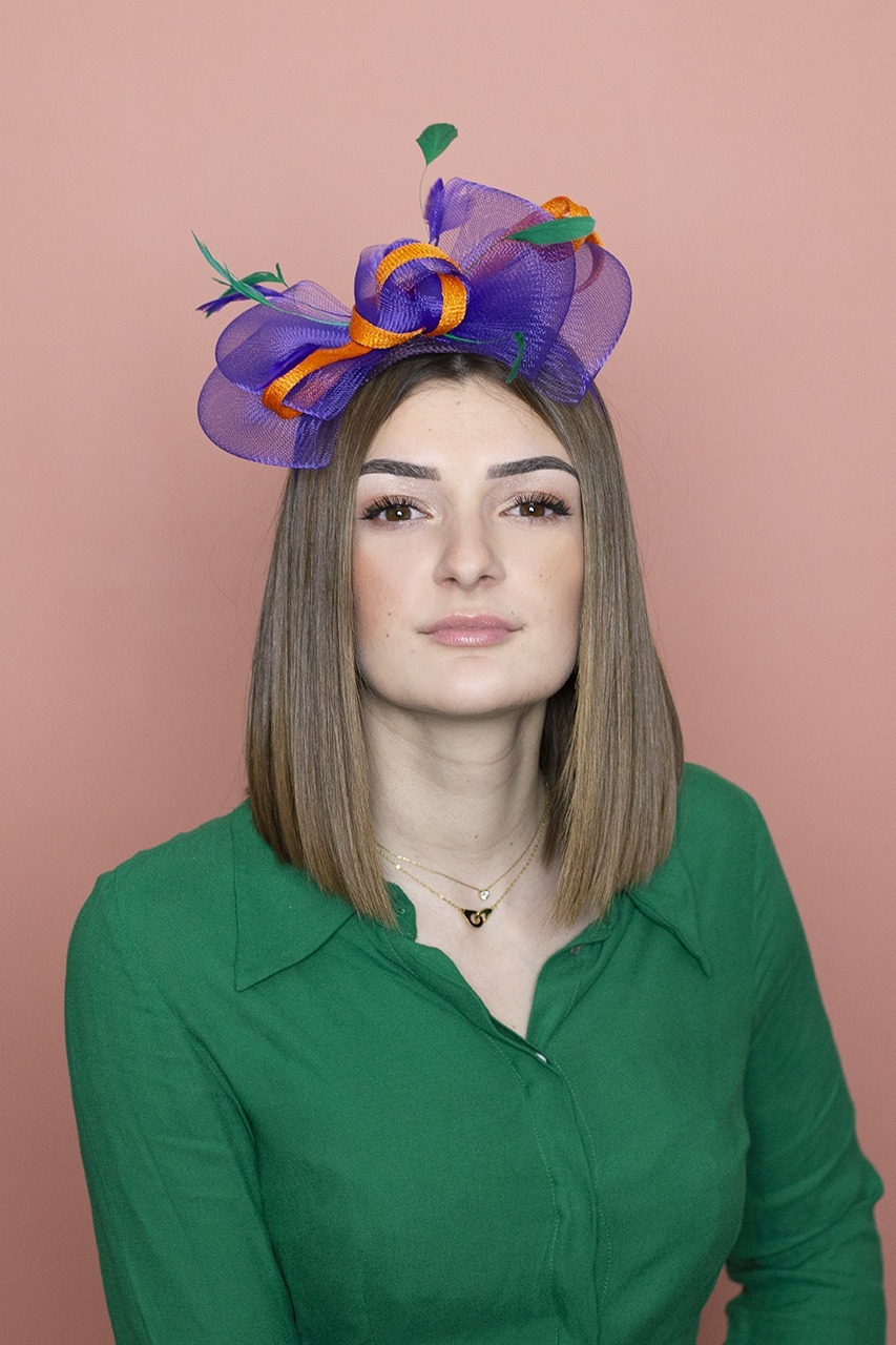 Bibi de mariage pour femme de couleurs violet, vert et orange, création Le Rio