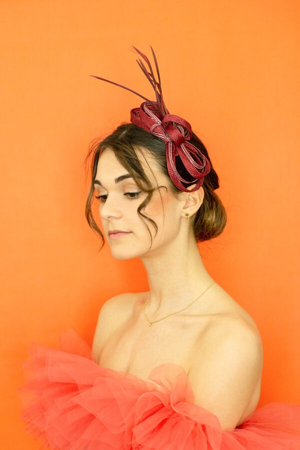 Bibi de mariage de couleur bordeaux avec plumes, création Élise.