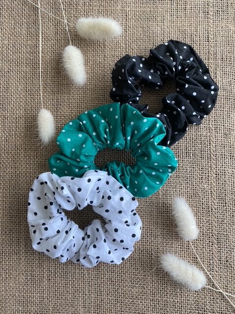 Trio de chouchous à pois en coton – accessoires cheveux faits main aux motifs intemporels, coloris assortis, posés sur une surface neutre.