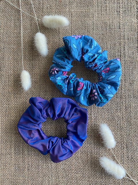 Duo de chouchous – Bleu imprimé floral & Violet irisé