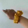 chouchou jaune moutarde, imprimé pois bicolore, coton polyester