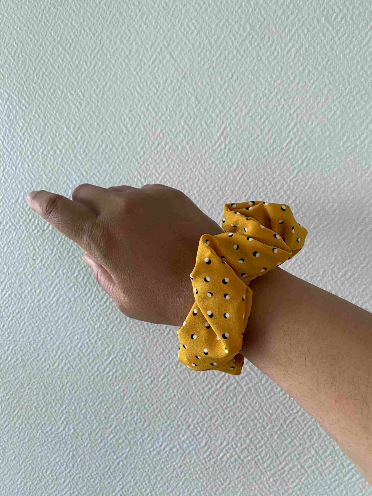 chouchou jaune moutarde, imprimé pois bicolore, coton polyester