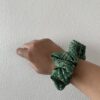 chouchou vert avec feuilles tropicales, coton polyester