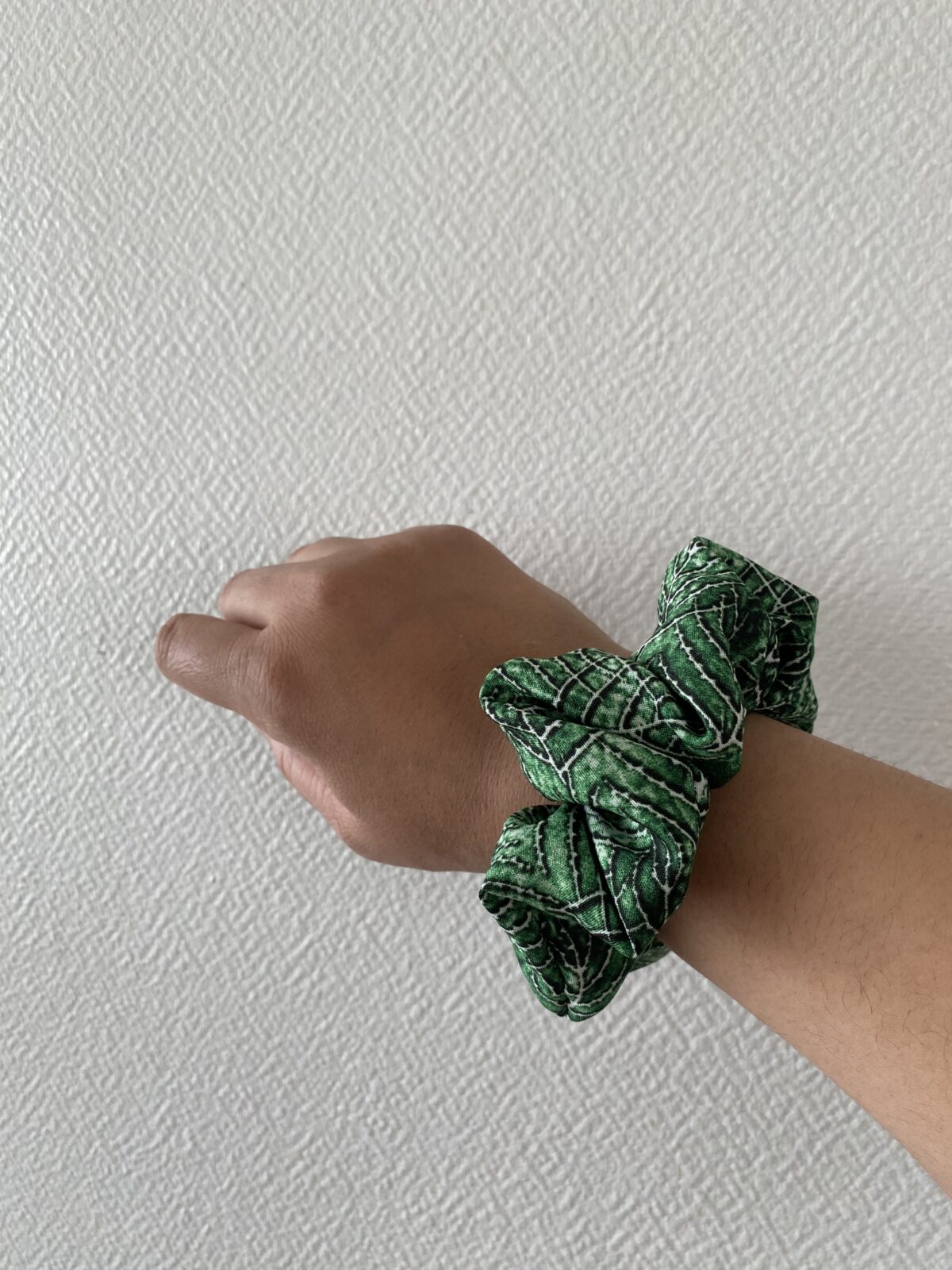 chouchou vert avec feuilles tropicales, coton polyester