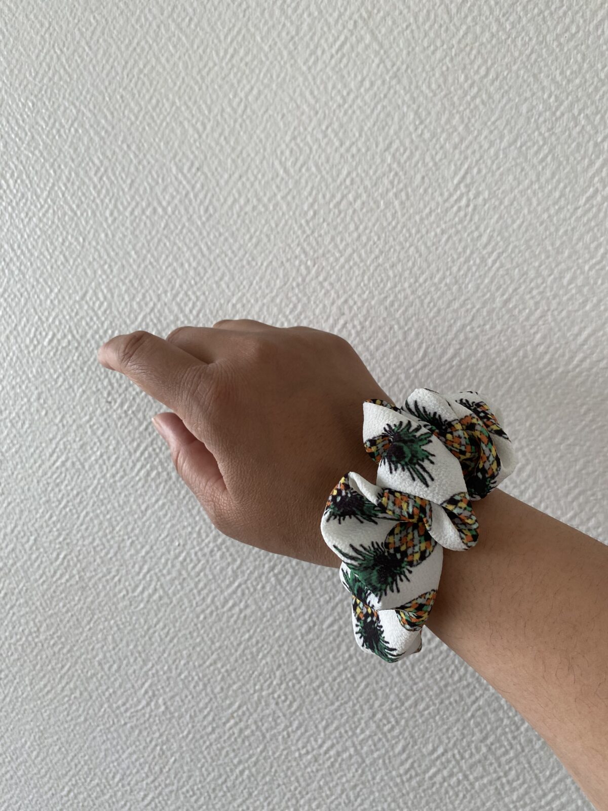 chouchou blanc motif ananas stylisés, polyester