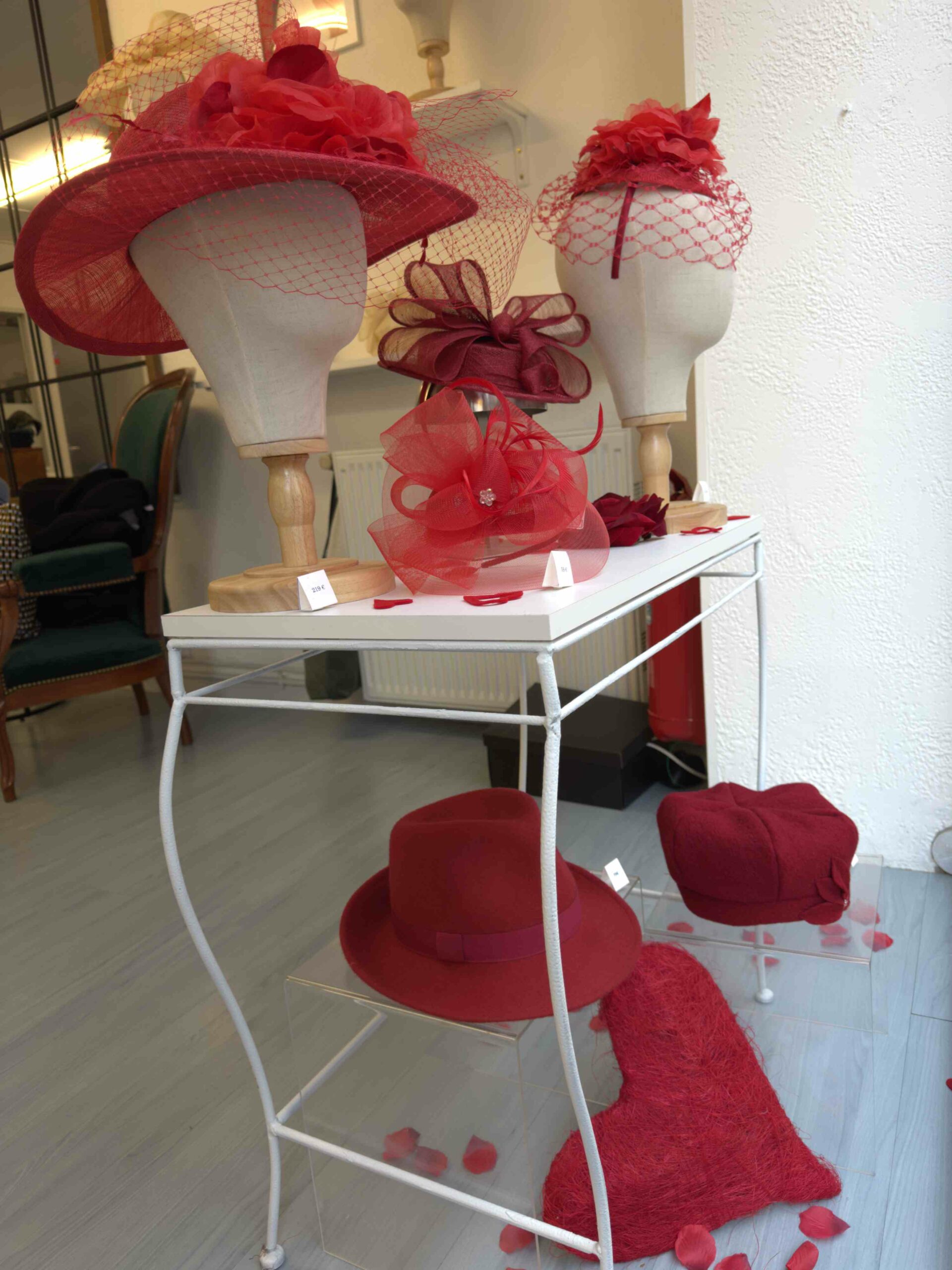 Notre Histoire1 Etagères de chapeaux