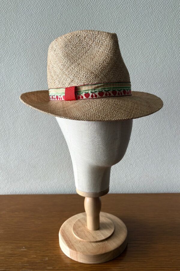 Chapeau de paille beige style fedora avec galon fruits rouges