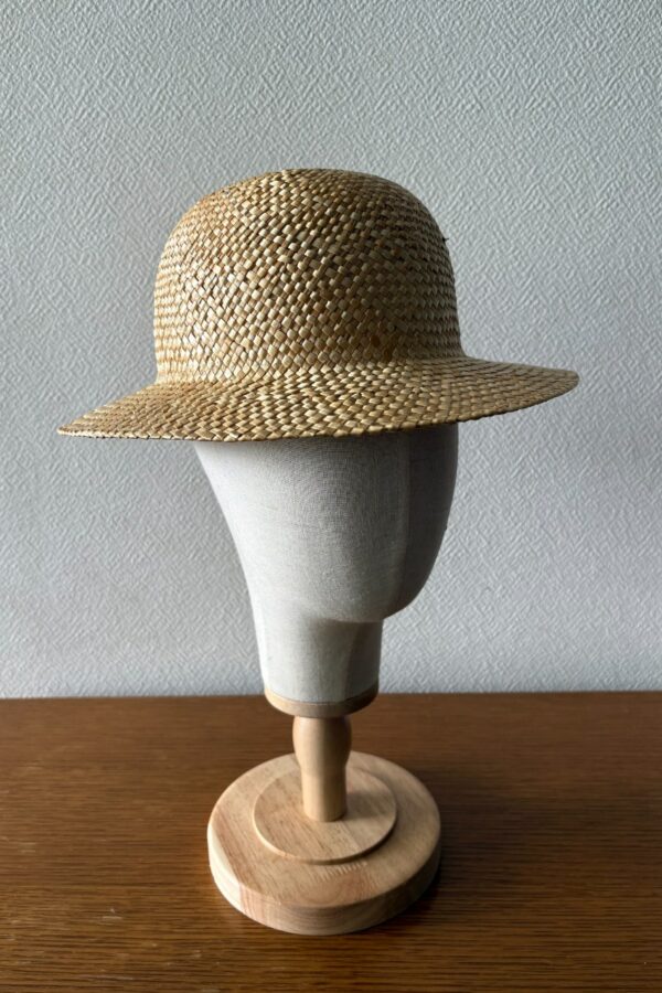 Petit chapeau de paille à bord court forme cloche mixte