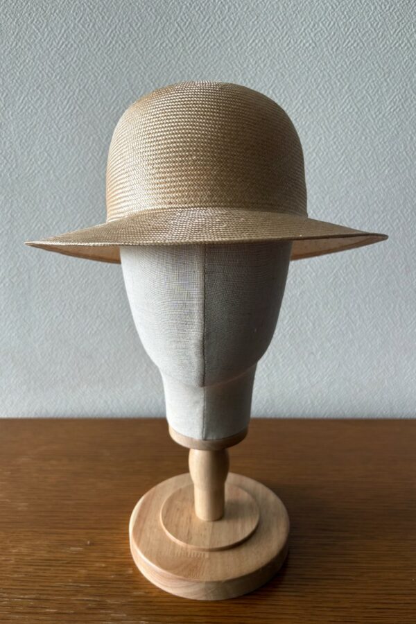 Chapeau de paille femme beige à bords courts vu de face