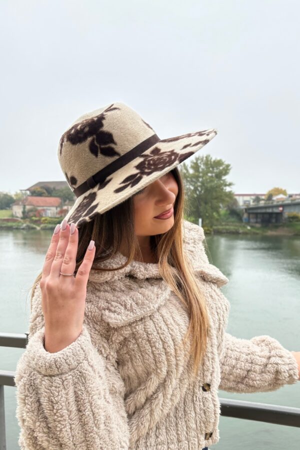 Chapeau d’hiver femme en feutre de velours beige à fleurs